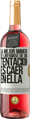 29,95 € Envío gratis | Vino Rosado Edición ROSÉ La mejor manera de liberarse de una tentación es caer en ella Etiqueta Blanca. Etiqueta personalizable Vino joven Cosecha 2024 Tempranillo