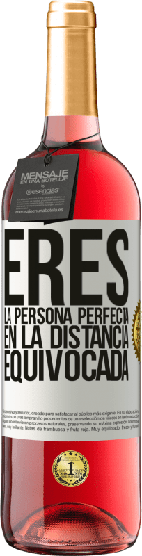 29,95 € Envío gratis | Vino Rosado Edición ROSÉ Eres la persona perfecta en la distancia equivocada Etiqueta Blanca. Etiqueta personalizable Vino joven Cosecha 2024 Tempranillo