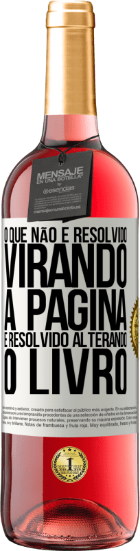 29,95 € Envio grátis | Vinho rosé Edição ROSÉ O que não é resolvido virando a página, é resolvido alterando o livro Etiqueta Branca. Etiqueta personalizável Vinho jovem Colheita 2024 Tempranillo