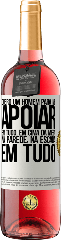 29,95 € Envio grátis | Vinho rosé Edição ROSÉ Quero um homem para me apoiar em tudo ... Em cima da mesa, na parede, na escada ... Em tudo Etiqueta Branca. Etiqueta personalizável Vinho jovem Colheita 2024 Tempranillo