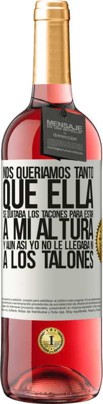 29,95 € Envío gratis | Vino Rosado Edición ROSÉ Nos queríamos tanto que ella se quitaba los tacones para estar a mi altura, y aún así yo no le llegaba ni a los talones Etiqueta Blanca. Etiqueta personalizable Vino joven Cosecha 2024 Tempranillo