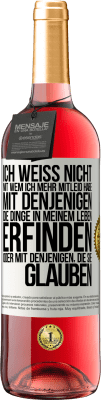 29,95 € Kostenloser Versand | Roséwein ROSÉ Ausgabe Ich weiß nicht, mit wem ich mehr Mitleid habe, mit denjenigen, die Dinge in meinem Leben erfinden oder mit denjenigen, die sie g Weißes Etikett. Anpassbares Etikett Junger Wein Ernte 2024 Tempranillo