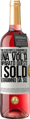 29,95 € Spedizione Gratuita | Vino rosato Edizione ROSÉ Prima di insegnarti a guadagnare soldi, ti insegnerò ad amare quello che fai. Una volta imparato questo, i soldi verranno da Etichetta Bianca. Etichetta personalizzabile Vino giovane Raccogliere 2025 Tempranillo