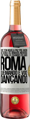 29,95 € Envio grátis | Vinho rosé Edição ROSÉ Você tem aquela paz pré-guerra que deixa os bravos nervosos, o que torna os covardes selvagens. Roma queimando e você Etiqueta Branca. Etiqueta personalizável Vinho jovem Colheita 2024 Tempranillo