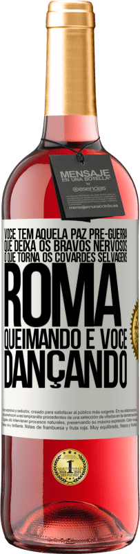 29,95 € Envio grátis | Vinho rosé Edição ROSÉ Você tem aquela paz pré-guerra que deixa os bravos nervosos, o que torna os covardes selvagens. Roma queimando e você Etiqueta Branca. Etiqueta personalizável Vinho jovem Colheita 2024 Tempranillo