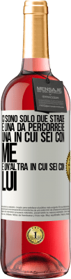 29,95 € Spedizione Gratuita | Vino rosato Edizione ROSÉ Ci sono solo due strade e una da percorrere, una in cui sei con me e un'altra in cui sei con lui Etichetta Bianca. Etichetta personalizzabile Vino giovane Raccogliere 2023 Tempranillo