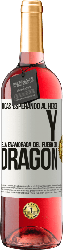 29,95 € Envío gratis | Vino Rosado Edición ROSÉ Todas esperando al héroe y ella enamorada del fuego del dragón Etiqueta Blanca. Etiqueta personalizable Vino joven Cosecha 2024 Tempranillo