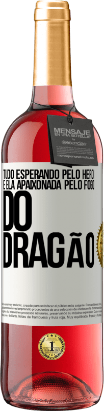 29,95 € Envio grátis | Vinho rosé Edição ROSÉ Tudo esperando pelo herói e ela apaixonada pelo fogo do dragão Etiqueta Branca. Etiqueta personalizável Vinho jovem Colheita 2024 Tempranillo