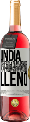 29,95 € Envío gratis | Vino Rosado Edición ROSÉ Un día eres joven y al día siguiente, hueles todos los suavizantes del supermercado para elegir el que te llevas y coges el Etiqueta Blanca. Etiqueta personalizable Vino joven Cosecha 2024 Tempranillo