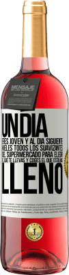 29,95 € Envío gratis | Vino Rosado Edición ROSÉ Un día eres joven y al día siguiente, hueles todos los suavizantes del supermercado para elegir el que te llevas y coges el Etiqueta Blanca. Etiqueta personalizable Vino joven Cosecha 2025 Tempranillo