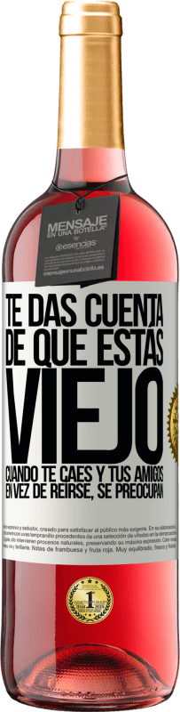 29,95 € Envío gratis | Vino Rosado Edición ROSÉ Te das cuenta de que estás viejo cuando te caes y tus amigos en vez de reírse, se preocupan Etiqueta Blanca. Etiqueta personalizable Vino joven Cosecha 2025 Tempranillo