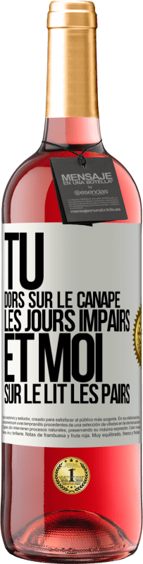 29,95 € Envoi gratuit | Vin rosé Édition ROSÉ Tu dors sur le canapé les jours impairs et moi sur le lit les pairs Étiquette Blanche. Étiquette personnalisable Vin jeune Récolte 2023 Tempranillo