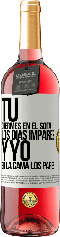 29,95 € Envío gratis | Vino Rosado Edición ROSÉ Tú duermes en el sofá los días impares y yo en la cama los pares Etiqueta Blanca. Etiqueta personalizable Vino joven Cosecha 2023 Tempranillo