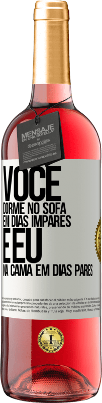 29,95 € Envio grátis | Vinho rosé Edição ROSÉ Você dorme no sofá em dias ímpares e eu na cama em dias pares Etiqueta Branca. Etiqueta personalizável Vinho jovem Colheita 2023 Tempranillo