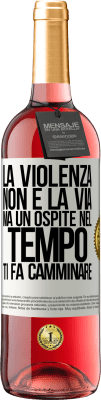 29,95 € Spedizione Gratuita | Vino rosato Edizione ROSÉ La violenza non è la via, ma un ospite nel tempo ti fa camminare Etichetta Bianca. Etichetta personalizzabile Vino giovane Raccogliere 2024 Tempranillo