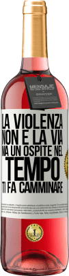 29,95 € Spedizione Gratuita | Vino rosato Edizione ROSÉ La violenza non è la via, ma un ospite nel tempo ti fa camminare Etichetta Bianca. Etichetta personalizzabile Vino giovane Raccogliere 2025 Tempranillo