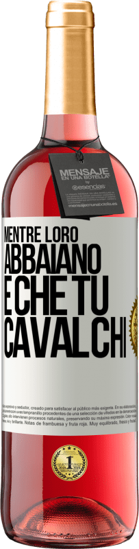 29,95 € Spedizione Gratuita | Vino rosato Edizione ROSÉ Mentre loro abbaiano è che tu cavalchi Etichetta Bianca. Etichetta personalizzabile Vino giovane Raccogliere 2024 Tempranillo