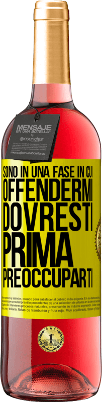 29,95 € Spedizione Gratuita | Vino rosato Edizione ROSÉ Sono in una fase in cui offendermi, dovresti prima preoccuparti Etichetta Gialla. Etichetta personalizzabile Vino giovane Raccogliere 2025 Tempranillo