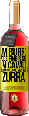 29,95 € Envio grátis | Vinho rosé Edição ROSÉ Um burro pode fingir ser um cavalo, mas mais cedo ou mais tarde zurra Etiqueta Amarela. Etiqueta personalizável Vinho jovem Colheita 2025 Tempranillo