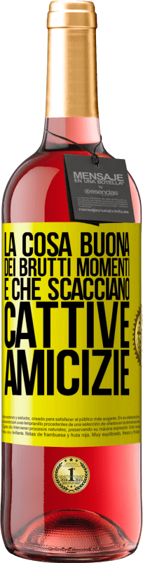 29,95 € Spedizione Gratuita | Vino rosato Edizione ROSÉ La cosa buona dei brutti momenti è che scacciano cattive amicizie Etichetta Gialla. Etichetta personalizzabile Vino giovane Raccogliere 2024 Tempranillo