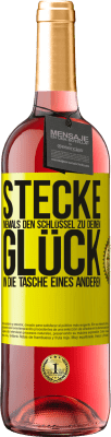 29,95 € Kostenloser Versand | Roséwein ROSÉ Ausgabe Stecke niemals den Schlüssel zu deinem Glück in die Tasche eines anderen Gelbes Etikett. Anpassbares Etikett Junger Wein Ernte 2024 Tempranillo