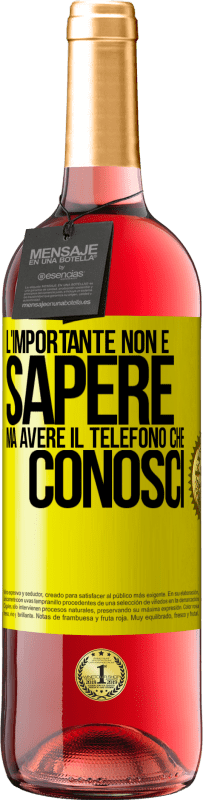 29,95 € Spedizione Gratuita | Vino rosato Edizione ROSÉ L'importante non è sapere, ma avere il telefono che conosci Etichetta Gialla. Etichetta personalizzabile Vino giovane Raccogliere 2024 Tempranillo