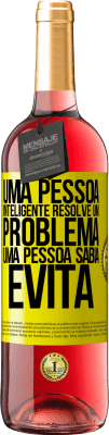 29,95 € Envio grátis | Vinho rosé Edição ROSÉ Uma pessoa inteligente resolve um problema. Uma pessoa sábia evita Etiqueta Amarela. Etiqueta personalizável Vinho jovem Colheita 2025 Tempranillo