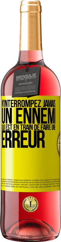 29,95 € Envoi gratuit | Vin rosé Édition ROSÉ N'interrompez jamais un ennemi qui est en train de faire une erreur Étiquette Jaune. Étiquette personnalisable Vin jeune Récolte 2024 Tempranillo