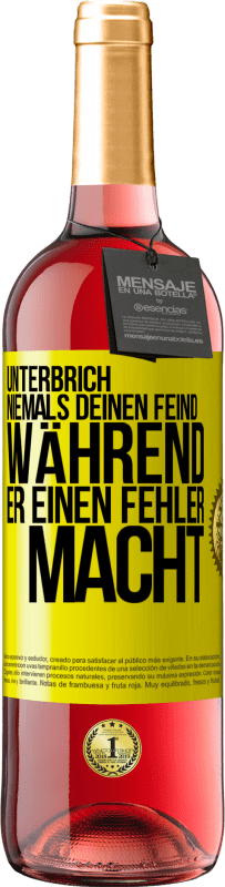 29,95 € Kostenloser Versand | Roséwein ROSÉ Ausgabe Unterbrich niemals deinen Feind während er einen Fehler macht Gelbes Etikett. Anpassbares Etikett Junger Wein Ernte 2024 Tempranillo