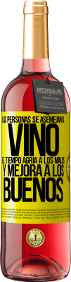 29,95 € Envío gratis | Vino Rosado Edición ROSÉ Las personas se asemejan al vino. El tiempo agria a los malos y mejora a los buenos Etiqueta Amarilla. Etiqueta personalizable Vino joven Cosecha 2024 Tempranillo