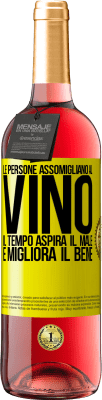 29,95 € Spedizione Gratuita | Vino rosato Edizione ROSÉ Le persone assomigliano al vino. Il tempo aspira il male e migliora il bene Etichetta Gialla. Etichetta personalizzabile Vino giovane Raccogliere 2023 Tempranillo