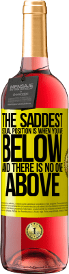 29,95 € 送料無料 | ロゼワイン ROSÉエディション 最も悲しい性的立場は、あなたが下にいて、上に誰もいないときです 黄色のラベル. カスタマイズ可能なラベル 若いワイン 収穫 2025 Tempranillo