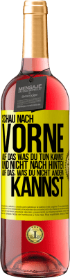 29,95 € Kostenloser Versand | Roséwein ROSÉ Ausgabe Schau nach vorne, auf das, was du tun kannst, und nicht nach hinten, auf das, was du nicht ändern kannst Gelbes Etikett. Anpassbares Etikett Junger Wein Ernte 2023 Tempranillo