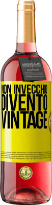 29,95 € Spedizione Gratuita | Vino rosato Edizione ROSÉ Non invecchio, divento vintage Etichetta Gialla. Etichetta personalizzabile Vino giovane Raccogliere 2023 Tempranillo