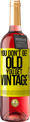 29,95 € 送料無料 | ロゼワイン ROSÉエディション あなたは年を取らず、ヴィンテージを得ます 黄色のラベル. カスタマイズ可能なラベル 若いワイン 収穫 2025 Tempranillo