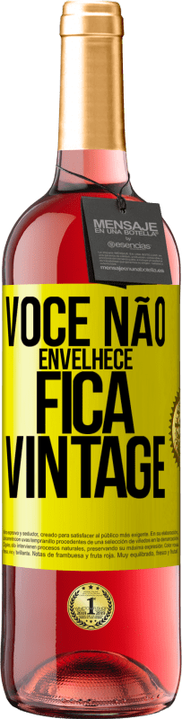 29,95 € Envio grátis | Vinho rosé Edição ROSÉ Você não envelhece, fica vintage Etiqueta Amarela. Etiqueta personalizável Vinho jovem Colheita 2024 Tempranillo