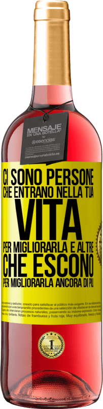 29,95 € Spedizione Gratuita | Vino rosato Edizione ROSÉ Ci sono persone che entrano nella tua vita per migliorarla e altre che escono per migliorarla ancora di più Etichetta Gialla. Etichetta personalizzabile Vino giovane Raccogliere 2024 Tempranillo