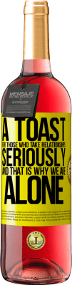 29,95 € Free Shipping | Rosé Wine ROSÉ Edition A toast for those who take relationships seriously and that is why we are alone Yellow Label. Customizable label Young wine Harvest 2025 Tempranillo