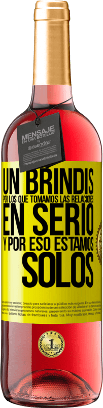 29,95 € Envío gratis | Vino Rosado Edición ROSÉ Un brindis por los que tomamos las relaciones en serio y por eso estamos solos Etiqueta Amarilla. Etiqueta personalizable Vino joven Cosecha 2024 Tempranillo