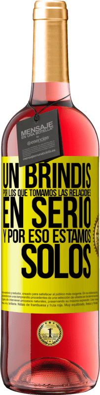 29,95 € Envío gratis | Vino Rosado Edición ROSÉ Un brindis por los que tomamos las relaciones en serio y por eso estamos solos Etiqueta Amarilla. Etiqueta personalizable Vino joven Cosecha 2025 Tempranillo