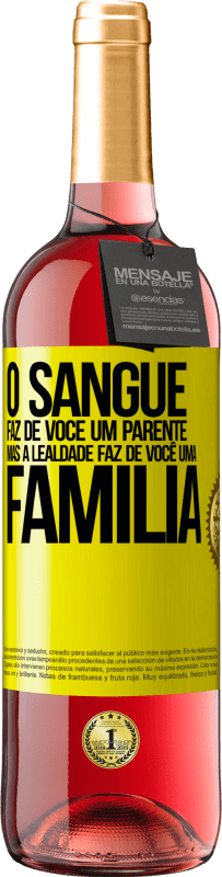 29,95 € Envio grátis | Vinho rosé Edição ROSÉ O sangue faz de você um parente, mas a lealdade faz de você uma família Etiqueta Amarela. Etiqueta personalizável Vinho jovem Colheita 2024 Tempranillo