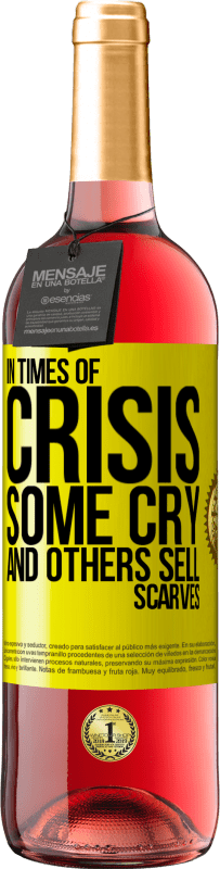 29,95 € 送料無料 | ロゼワイン ROSÉエディション 危機の時には、泣く人もいれば、スカーフを売る人もいます 黄色のラベル. カスタマイズ可能なラベル 若いワイン 収穫 2025 Tempranillo