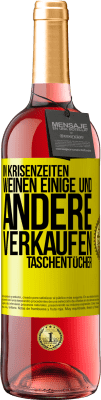 29,95 € Kostenloser Versand | Roséwein ROSÉ Ausgabe In Krisenzeiten weinen einige und andere verkaufen Taschentücher Gelbes Etikett. Anpassbares Etikett Junger Wein Ernte 2023 Tempranillo