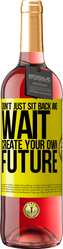 29,95 € 免费送货 | 桃红葡萄酒 ROSÉ版 不要只是坐下来等待，创造自己的未来 黄色标签. 可自定义的标签 青年酒 收成 2025 Tempranillo