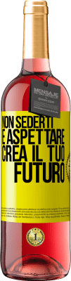 29,95 € Spedizione Gratuita | Vino rosato Edizione ROSÉ Non sederti e aspettare, crea il tuo futuro Etichetta Gialla. Etichetta personalizzabile Vino giovane Raccogliere 2025 Tempranillo