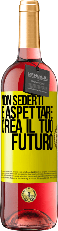 29,95 € Spedizione Gratuita | Vino rosato Edizione ROSÉ Non sederti e aspettare, crea il tuo futuro Etichetta Gialla. Etichetta personalizzabile Vino giovane Raccogliere 2024 Tempranillo