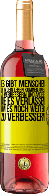 29,95 € Kostenloser Versand | Roséwein ROSÉ Ausgabe Es gibt Menschen, die in dein Leben kommen, um es zu verbessern und andere, die es verlassen, um es noch weiter zu verbessern Gelbes Etikett. Anpassbares Etikett Junger Wein Ernte 2023 Tempranillo