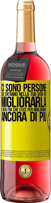 29,95 € Spedizione Gratuita | Vino rosato Edizione ROSÉ Ci sono persone che entrano nella tua vita per migliorarla e un'altra che esce per migliorarla ancora di più Etichetta Gialla. Etichetta personalizzabile Vino giovane Raccogliere 2024 Tempranillo