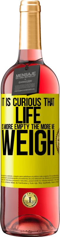 29,95 € 送料無料 | ロゼワイン ROSÉエディション 人生はもっと空っぽで、体重が増えるほど興味があります 黄色のラベル. カスタマイズ可能なラベル 若いワイン 収穫 2025 Tempranillo