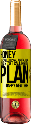 29,95 € Free Shipping | Rosé Wine ROSÉ Edition Honey, this year stop calling it a dream and start calling it a plan. Happy New Year! Yellow Label. Customizable label Young wine Harvest 2023 Tempranillo
